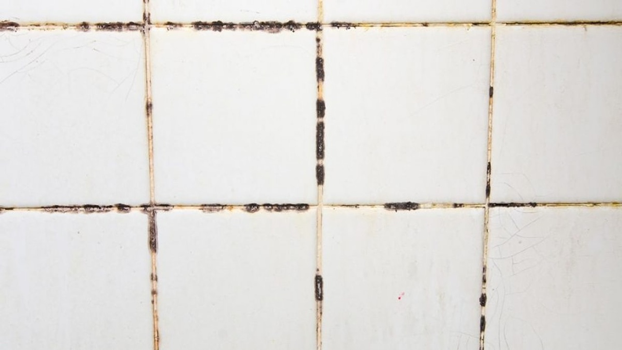 Kararan derzleri saniyeler içinde beyazlatan yöntem! Duştan çıkmadan yapın