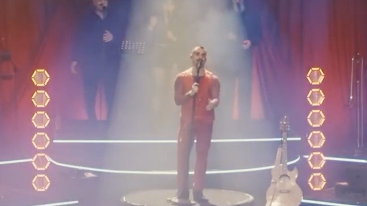 Sevgililer Günü’ne damga vuran konser! Gökhan Türkmen’de toplu evlenme teklifi rekoru