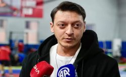 Mesut Özil’den Şampiyonluk Yorumu: “Galatasaray Avrupa’da Yorulacak, Fenerbahçe Lige Odaklanır”